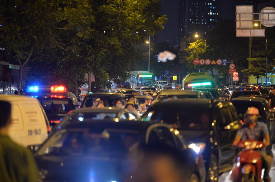 Hà Nội: Cháy toà nhà tháp thương mại trên đường Lê Văn Lương